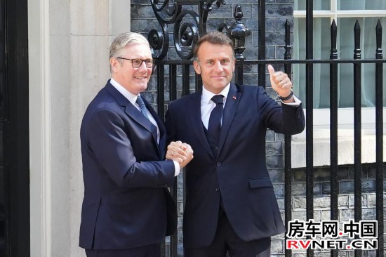 房车网 7月10日,在英国伦敦唐宁街10号首相府前,英国首相斯塔默(左)与法国总统马克龙握手。新华社记者吴鲁摄