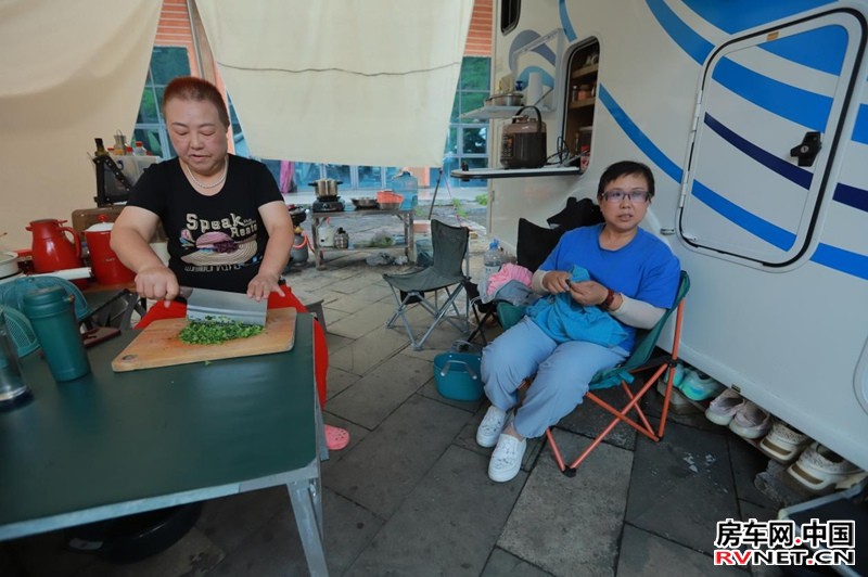 房车网 前来梵净山西线度假的游客。