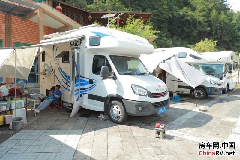 房车网 游客停靠于度假区内的房车。