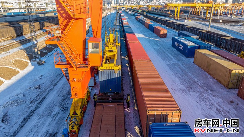 房车网 新年开工首日,绥芬河铁路口岸的作业清单排得满满当当。曲艺伟 摄