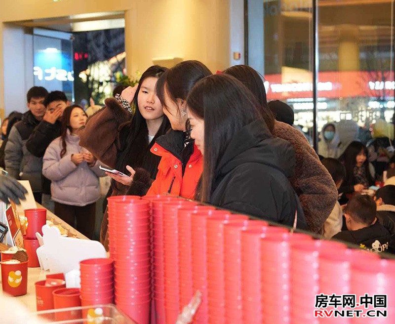 房车网 连日来 崔月所在的饮品店生意火爆,元旦假期卖出去4000多杯。崔月摄