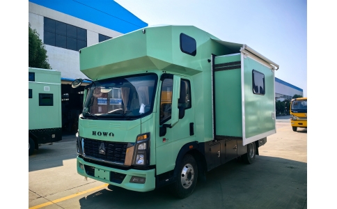 重汽豪沃带侧拓展的房车，自驾旅居的幸福指数和生活区域空间翻倍