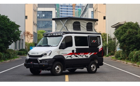新星北斗Y500越野宿营车，主打硬派越野与舒适旅居的旗舰车型，基于依维柯欧胜4X4底盘打造，兼具强悍的通过性与细腻的居家配置