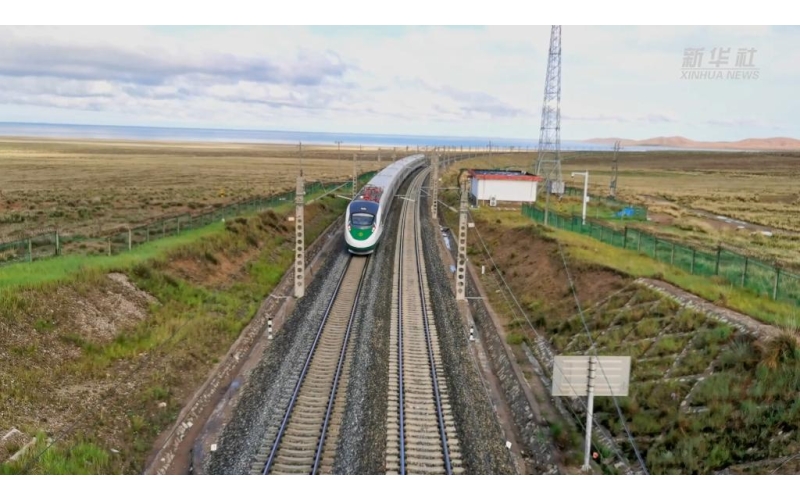 青藏铁路西格段复兴号动车组开始试运行
