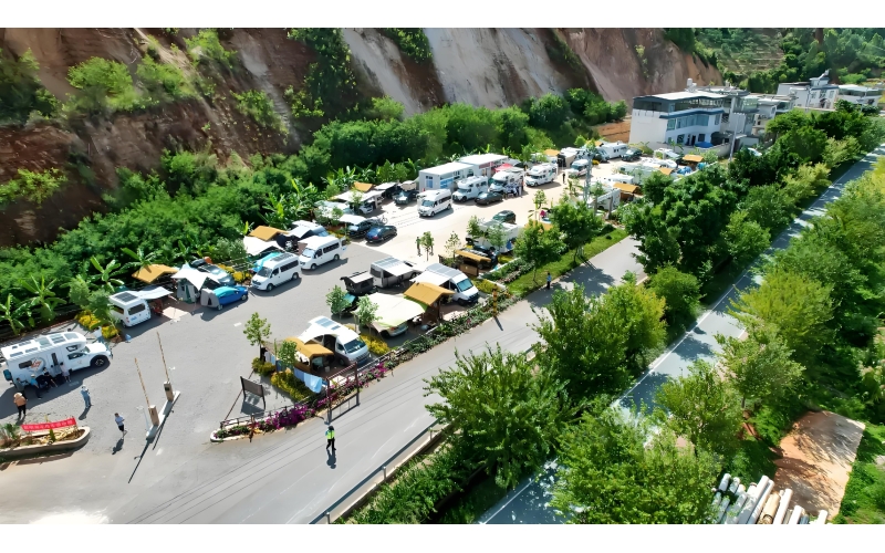 【旅居云南】云南省红河哈尼族彝族自治州石屏县坝心镇陆来村旁的房车露营基地变得热闹起来