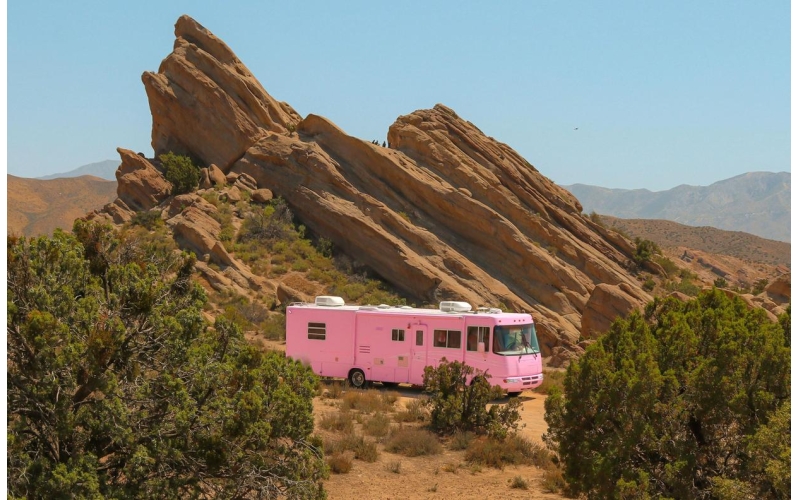 夏日露营掀起房车热潮：企业抢滩市场 停车难、营地少仍是瓶颈