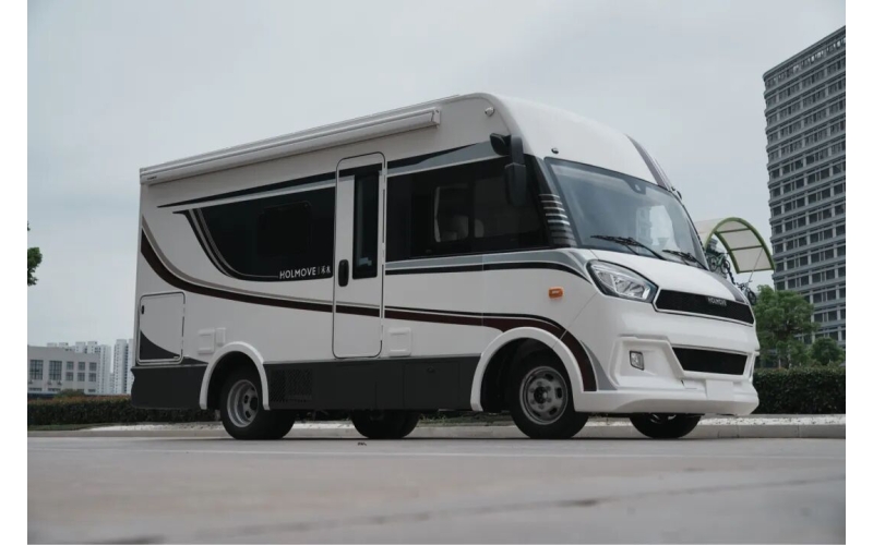 基于依维柯Daily底盘打造的禾木Ax5房车，以创新设计、实用配置与高质价比，为中产家庭户外旅行提供了更优解