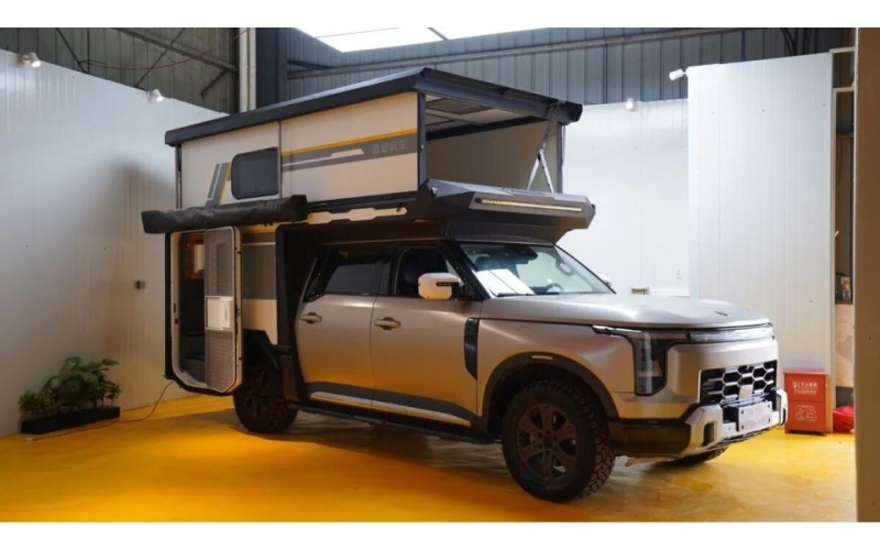 日产Z9升顶房车以硬核机甲美学与全域智能配置满足长途穿越与城市通勤的双重需求，堪称&ldquo;移动的智能堡垒&rdquo;