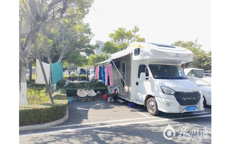 免费停车能否&ldquo;免费占用&rdquo;？房车长停&ldquo;霸位&rdquo;，管理规则亟待跟上