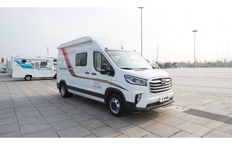 巨信大通V90经典版房车以&ldquo;科技赋能旅居&rdquo;为核心，集成高效动力、智能配置与人性化空间设计，打造出兼具城市通勤与长途旅居的全能型房车