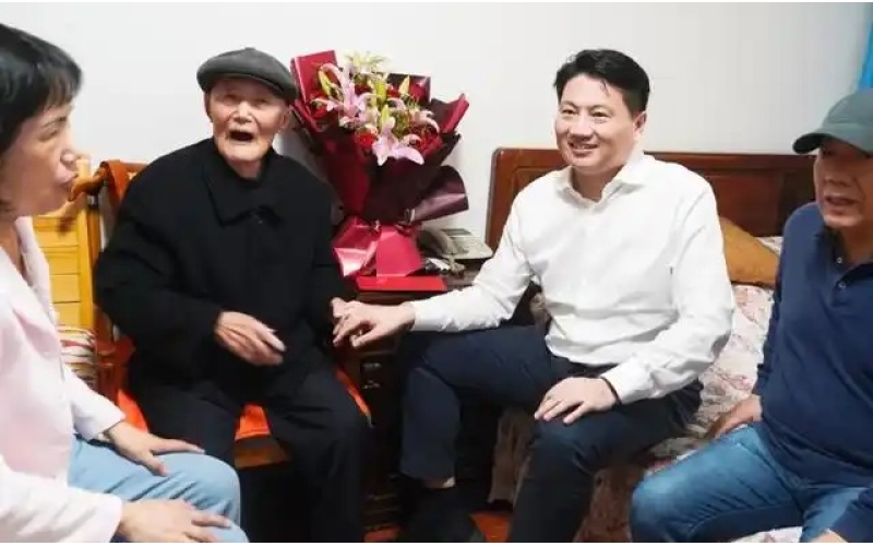 中央组织部从代中央管理党费中划拨4亿元用于元旦春节期间走访慰问生活困难党员、老党员、老干部