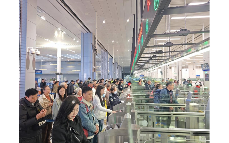 入境游市场的蓬勃发展，映照出一个传统与现代交融的中国，是中华文化绽放灿烂光芒的缩影