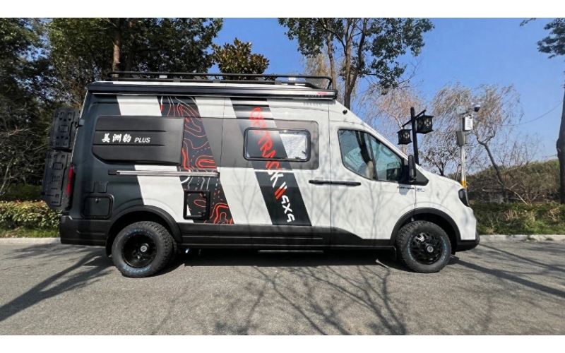 美洲豹PLUS采用福特T8四驱底盘，搭载福特2.3T彪马柴油发动机，匹配采埃孚8AT变速箱，最大功率175kW，峰值扭矩470N&middot;m