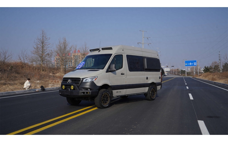 康派斯全新斯宾特越野商务房车以其卓越的性能和豪华的配置脱颖而出，成为商务出行与越野探险爱好者的理想之选