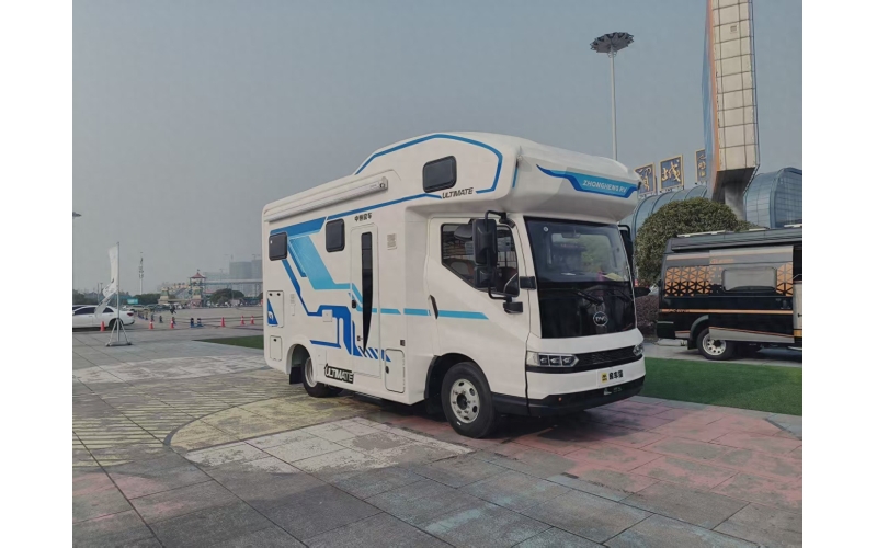 中恒基于比亚迪T5底盘打造的轻卡C型房车凭借其创新设计、高效能源利用及宽敞空间布局，成为家庭长途旅居的热门选择