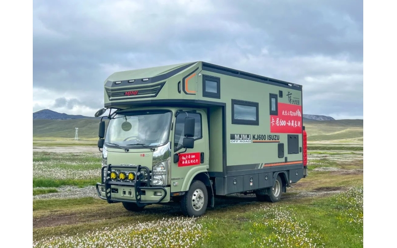 美景美家卡居600房车，作为一款集大空间、强动力与高效能源管理于一身的C型房车，凭借其卓越的设计理念和丰富的配置，成为了众多房车爱好者的首选