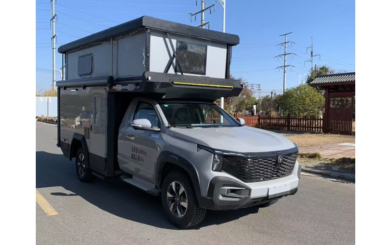 长安猎手勇士版新能源四驱底盘打造的房车，以紧凑车身、电动硬升顶结构及增程式动力系统为核心，重新定义了皮卡房车的性能与舒适标准