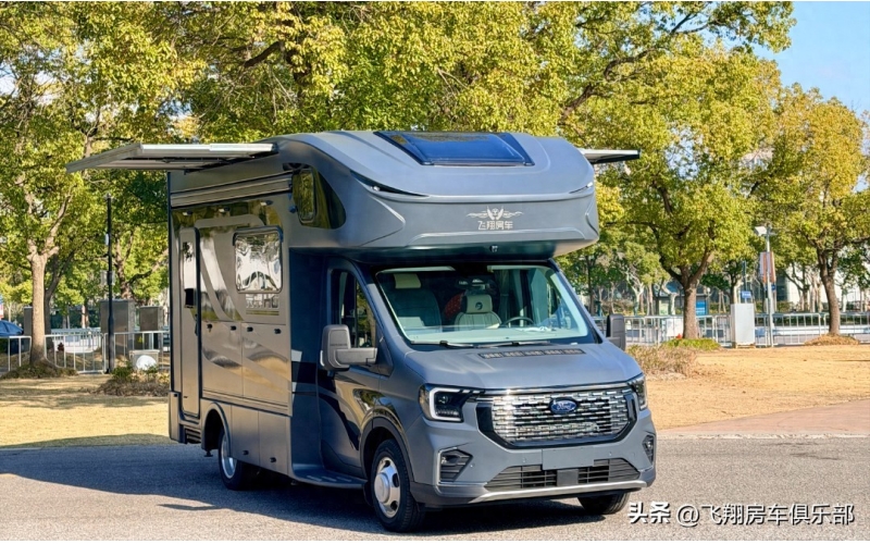 自带 &ldquo;双翼&rdquo; 飞翔房车来袭！后置厨卫 + 2480W 伸缩太阳能 + 自清洁水箱