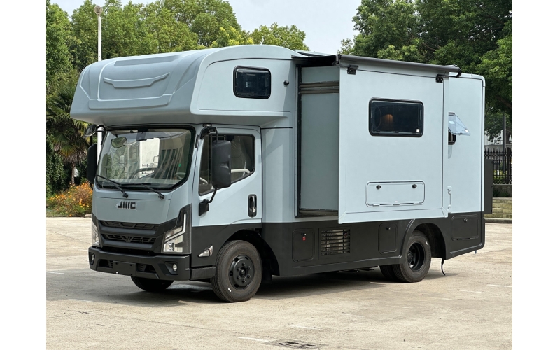 拓锐斯特逸居新能源房车凭借其创新的设计、卓越的性能以及丰富的配置，在众多新能源房车中脱颖而出，为房车爱好者们带来了全新的旅居体验