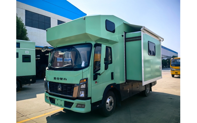 重汽豪沃带侧拓展的房车，自驾旅居的幸福指数和生活区域空间翻倍