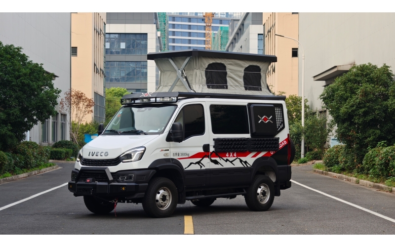 新星北斗Y500越野宿营车，主打硬派越野与舒适旅居的旗舰车型，基于依维柯欧胜4X4底盘打造，兼具强悍的通过性与细腻的居家配置